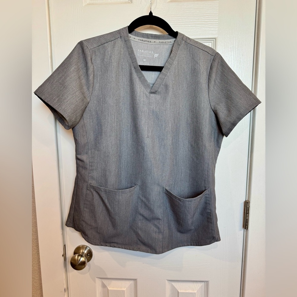 Fabletics Gray Short Sleeve Women's Scrub top